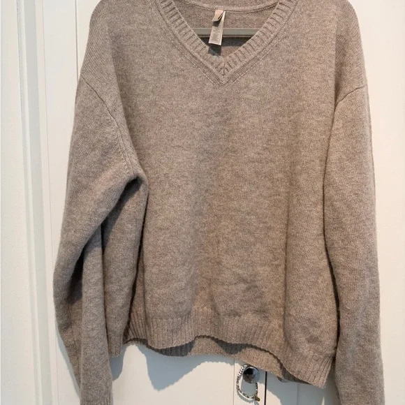 SKIMS WOOL CASHMERE
OVERSIZED V NECK
SWEATER | LINEN / S/M - Picture 5 of 7